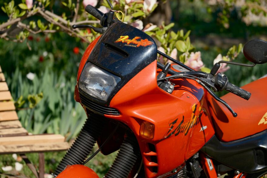 Zębatki motocyklowe - jak wpływają na osiągi i komfort jazdy?